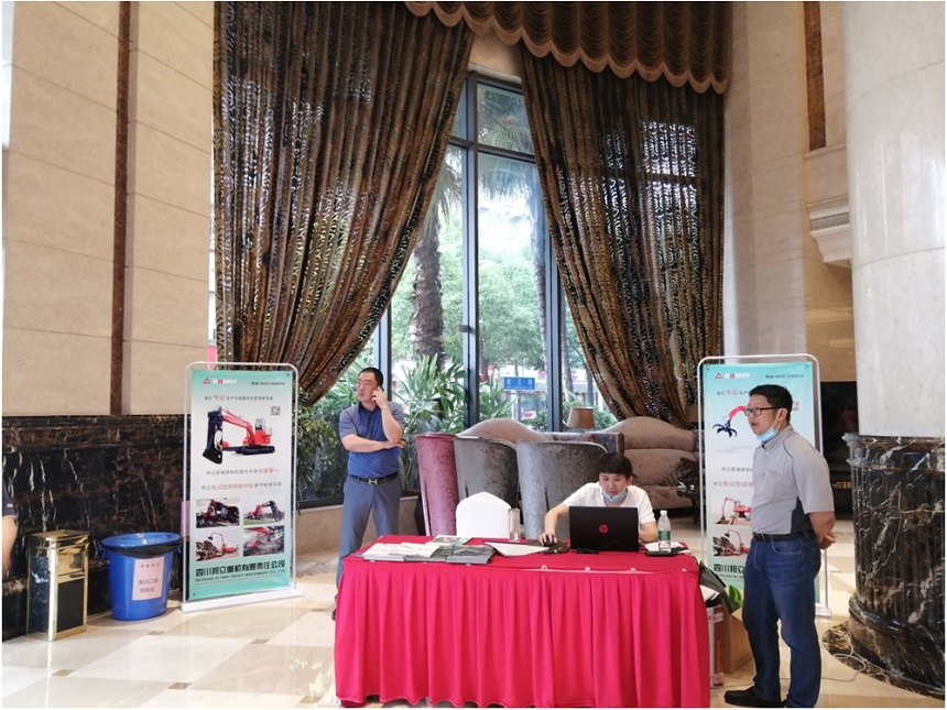 qm球盟会·(中国)球盟会重机报废汽车拆解机，抓钢机展会.jpg
