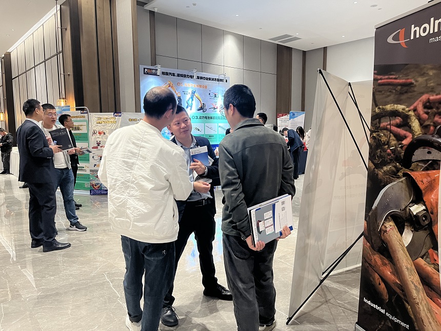qm球盟会·(中国)球盟会重机抓料机交流现场.jpg