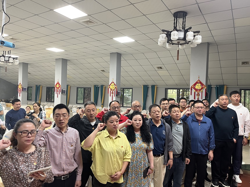 qm球盟会·(中国)球盟会重机党员宣誓.jpg